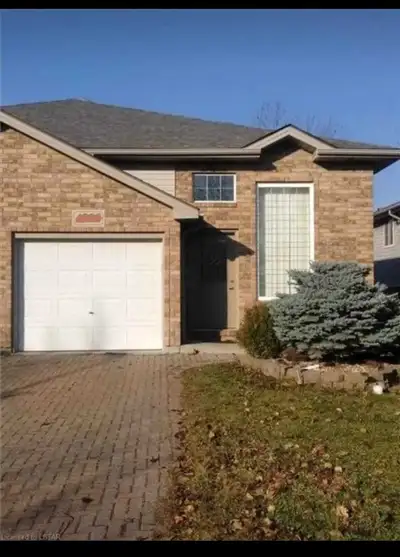 Beautiful South Windsor one large room avail now. $695 All inclusive. Fully furnished as in the pict...