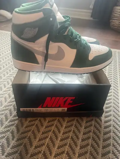 Size 10,5 men’s, only used once, I have the original box with extra white laces