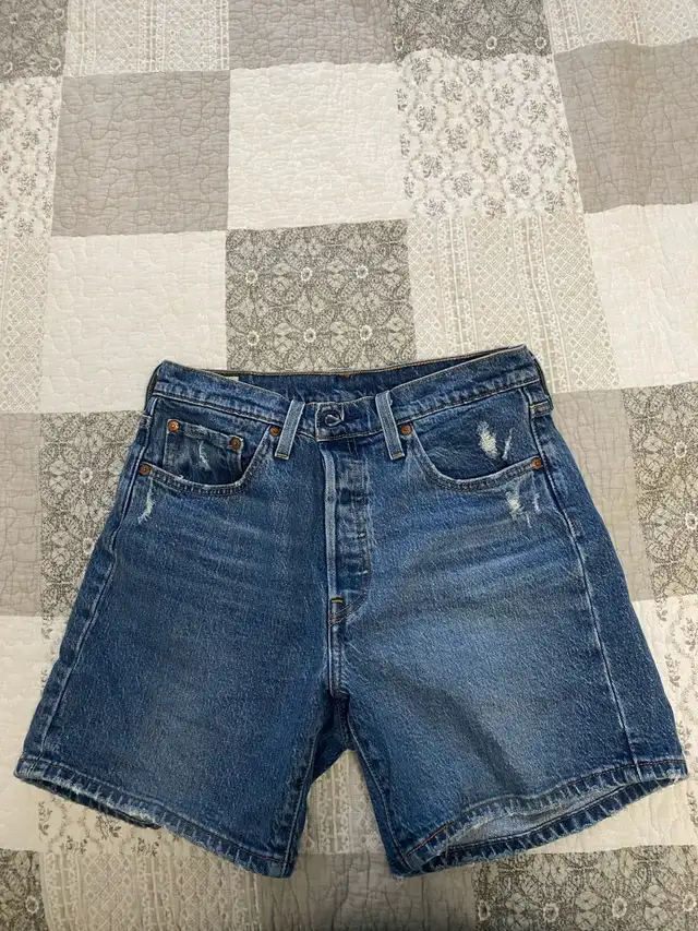 Levi Woman Shorts in Women's - Bottoms in City of Toronto - Image 2