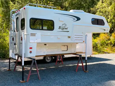 This is a very nice & super clean Bigfoot 1500 Series 15C9.5FS Camper that was garage kept and rarel...