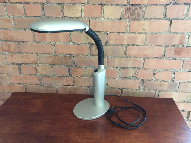Belle lampe de bureau + un cadeau dans Éclairage intérieur et plafonniers  à Ville de Québec