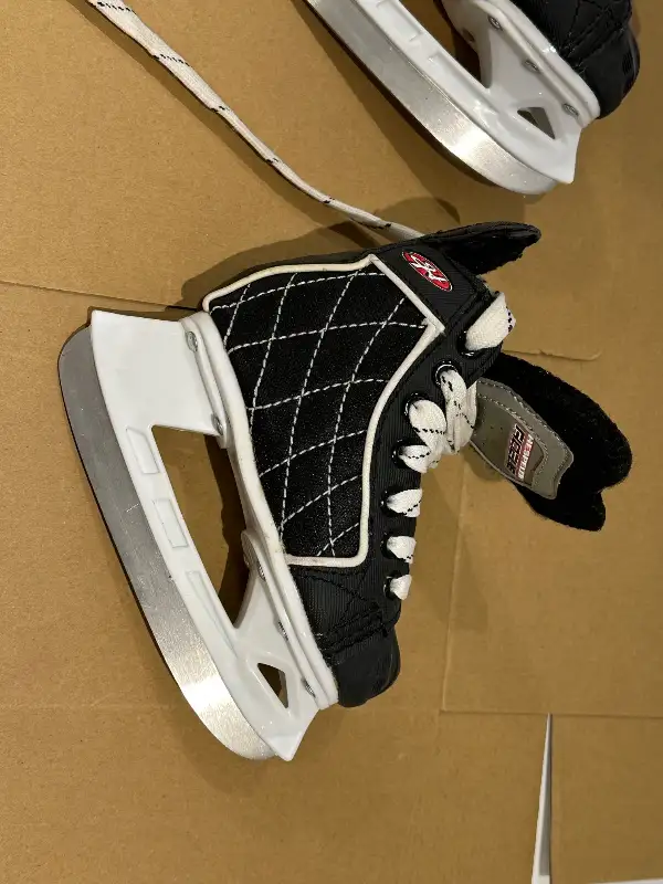 Hespeler - Hockey Skate for kids - Size US Y8 in Skates & Blades in Markham / York Region - Image 6