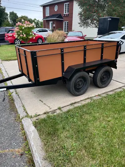 Remorque double essieux 4 X 8 avec côté de 24 pouces. Très solide et le frame est en très bonne état...
