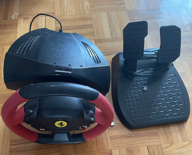 1 Volant & pédales, 458 Italia Spider, Xbox One/Series in XBOX One in Longueuil / South Shore - Image 3