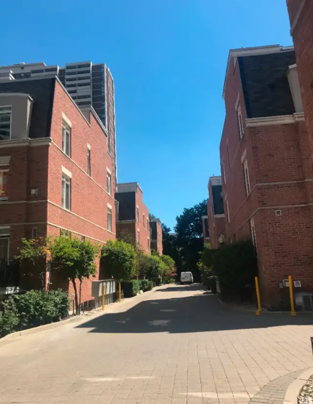 Furnushed 2 BR townhouse near TMU UofT College Subway 