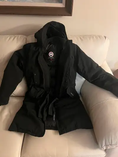Some discoloration/fading, otherwise good condition. Doesn’t come with the fur hood