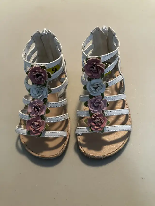 Souliers pour fille---Kid Girls Sandel Shoes --Size 9 in Kids & Youth in City of Montréal - Image 2