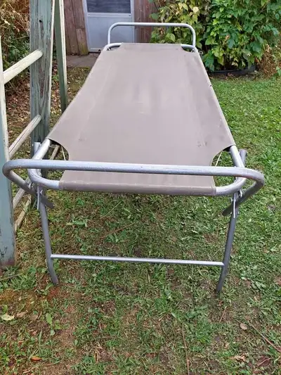 robuste Lit de camp Vintage de l'armée canadienne/Army cot., View more