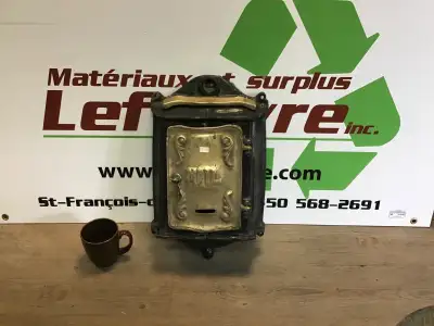 Boîte aux lettres en aluminium et laiton. 18" de hauteur. 11 1/4" de largeur. Matériaux et surplus L...