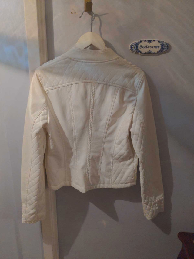 Women's White faux leather jacket by therapy.  XL. Never worn dans Femmes - Hauts et vêtements d'extérieur  à Kingston - Image 3