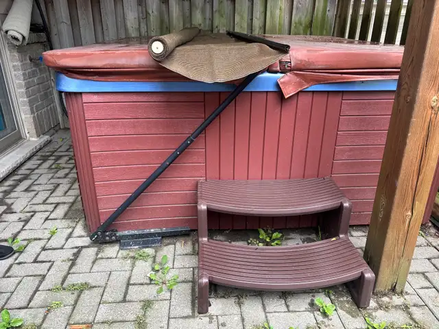HOT TUB FOR SALE - USED in Hot Tubs & Pools in Kitchener / Waterloo - Image 3