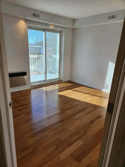 Belle maison à étage de 10 pièces située au coeur du vieux longueuil sur la rue Joliette. Entourée d...