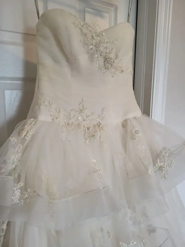 Vera Wang Wedding Dress (size 2) in Wedding in Ottawa - Image 6