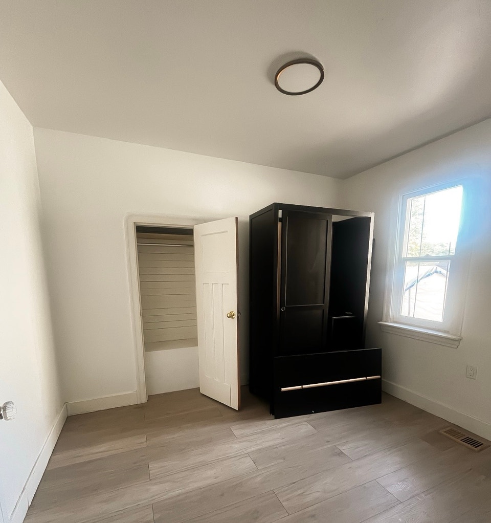 Renovated 2 Bedroom Mainfloor House 4