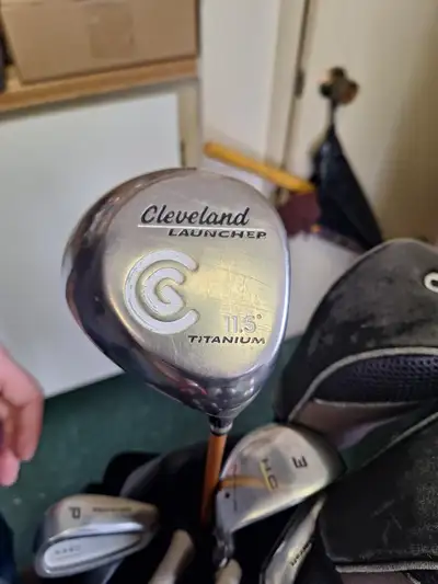 Mens right handed golf clubs with bag and umbrella. Pick up Fort Erie