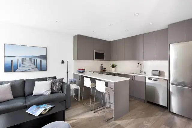 Fully Furnished Designer 2BR/2BA Coach House (Arbutus / Kits / U