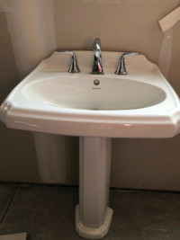 Bathroom pedestal sink