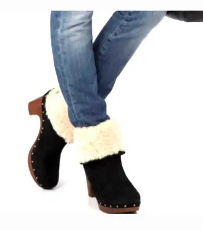 Gently used UGG clog boots with suede upper and shearling lining. ❄️ 9.5" Heel to Toe | 7.5" Shaft B...