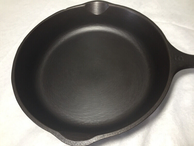 Unmarked Wagner Cast Iron Pan - #6 on handle in Arts & Collectibles in Belleville - Image 3