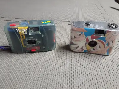 Deux caméras numériques dont une Vivitar T101 et une autre genre plastique transparent 2001 pour col...