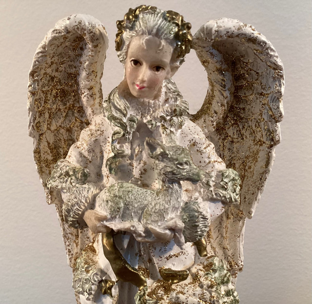 8" Resin Glitter Figurine Angel Holding a Lamb dans Fêtes et événements  à Ouest de l’Île - Image 2