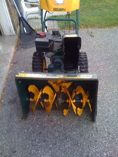8.5 25INCH YARDMAN SNOWBLOWER STARTS AND RUNS GREAT A BIT OLDER BIT RUNS AND OPERATING FANTASTIC EVE...