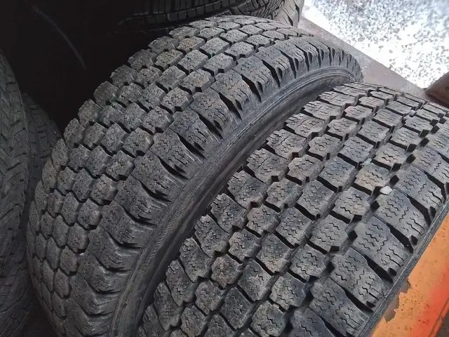 paire ou trio pneus hiver pick up 16 17 18 pouces  bien in Tires & Rims in Québec City - Image 4