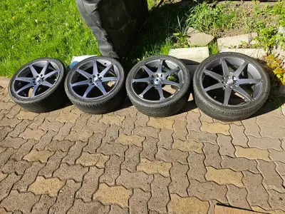 4 jantes aluminium sur pneus été 205 40 17. Prix pour les 4 jantes. Pneus sont usés. Comptant seulem...