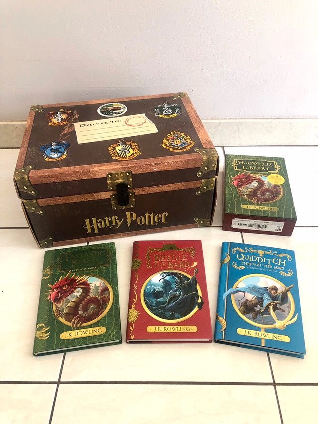 HARRY POTTER HARDCOVER COMPLETE BOOK SET IN COLLECTIBLE CHEST in Arts & Collectibles in City of Toronto - Image 2