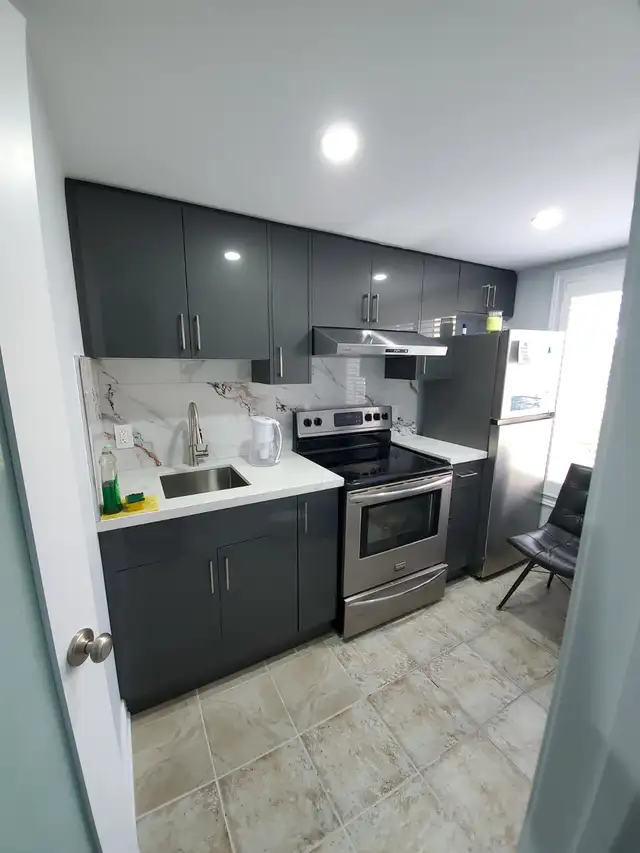 1 Bed 1 Bath Townhouse - Furnished room available in Room Rentals & Roommates in City of Toronto - Image 9