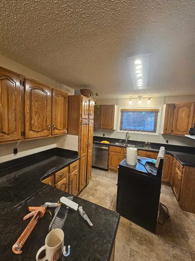 Tile installer 476380019850618885