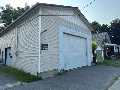 Commercial building for rent many uses possible $1400 per month includes water tenant pays hydro and...