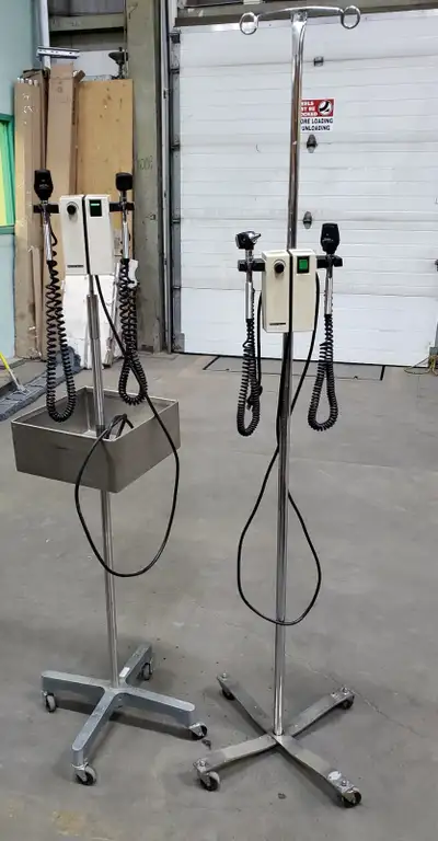 Welch Allyn Otoscope-Opthalmoscope Model 74710 W/Heads Working. This is a working unit and comes on...