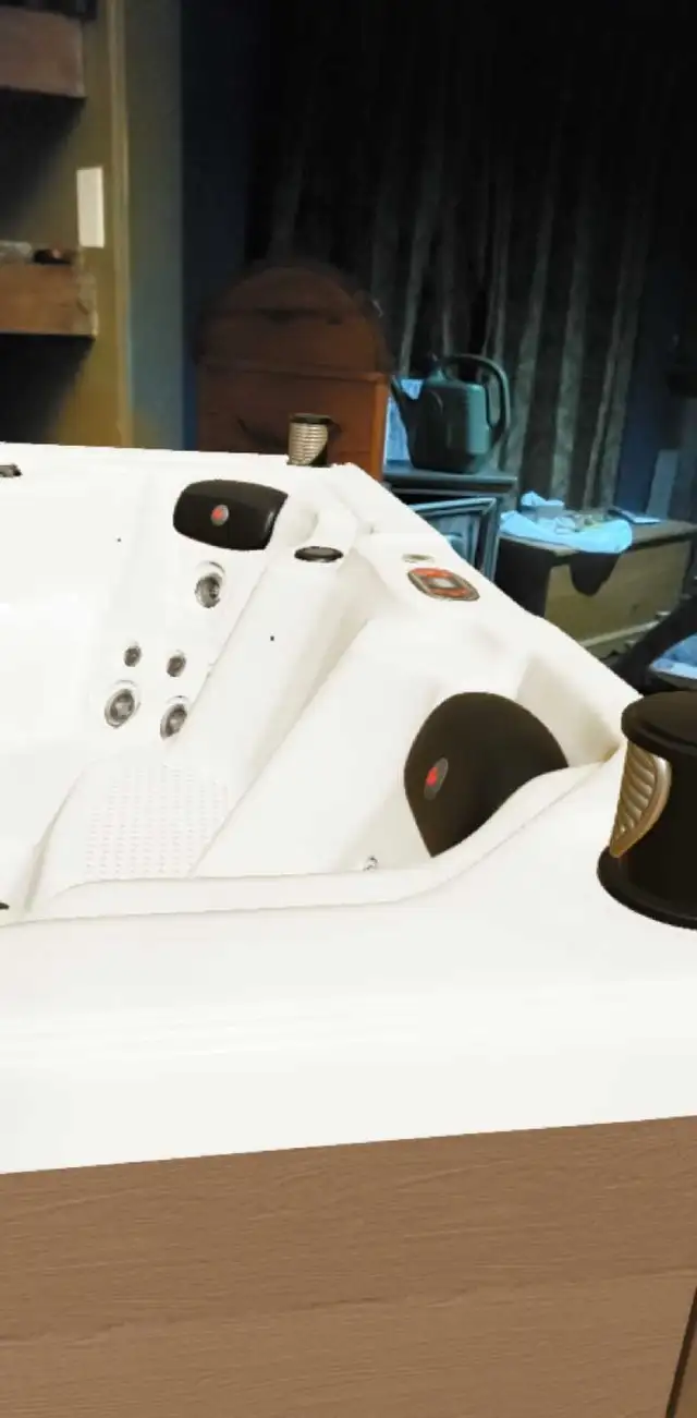 hot tub for sale in Hot Tubs & Pools in Napanee - Image 5