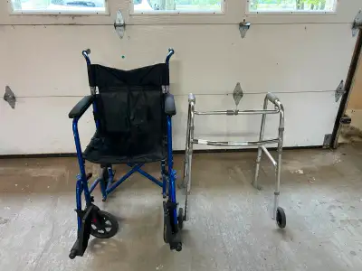 Chaise roulante pliante et déambulateur . Très peu utilisé parent maintenant en CHSLD . Chaise roula...