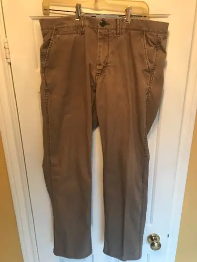 Light brown straight leg relaxed casual jeans in very good condition. 100% Cotton. No rips or tears....