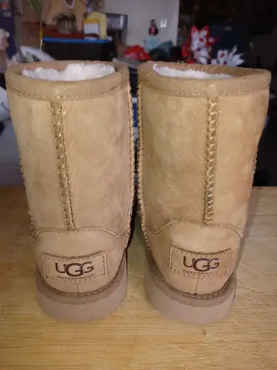 TODDLER UGG BOOTS (Sizes: 7), View more