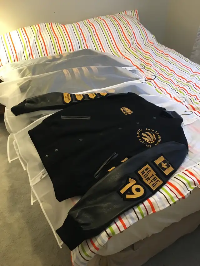 RAPTORS ROOTS CHAMPIONSHIP JACKET NBA 2019 NEW LARGE in Men's in Markham / York Region - Image 3