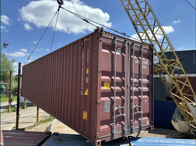 Used 20 ft and 40 ft containers For Sale in Oshawa in Outdoor Tools & Storage in Oshawa / Durham Region - Image 6