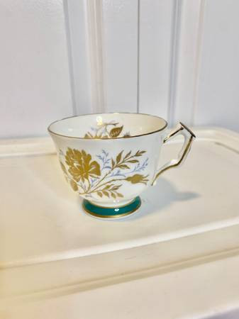 Aynsley Tea Cup #2733 in Arts & Collectibles in Burnaby/New Westminster