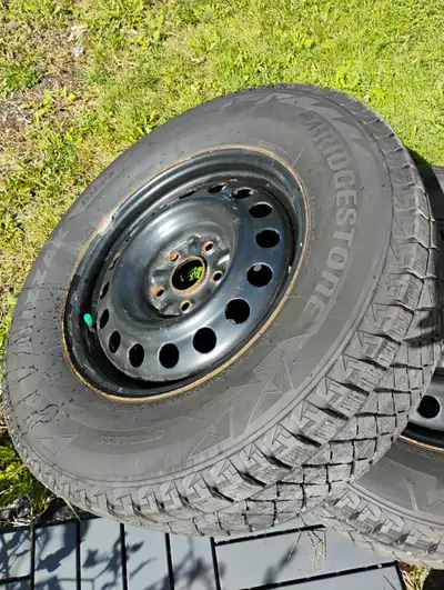 235-70R16 Winter tires on rims (5 x 114.3 x 60.1) Best tires ever :) Negociable