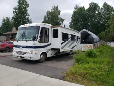 2004 Damon Challenger Class A motorhome. Well maintained, great condition. Road trip ready ! Has Tri...