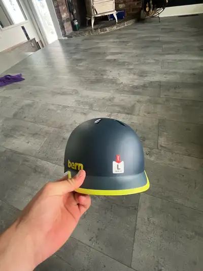 casque de sport Bern neuf, View more