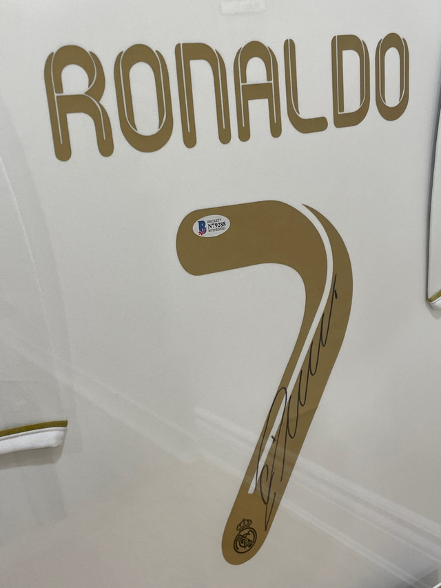 Ronaldo signed jersey with *Coa Beckett * in Arts & Collectibles in Mississauga / Peel Region - Image 2