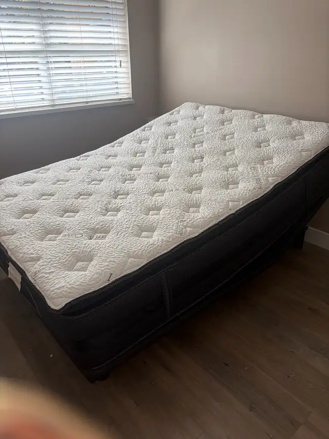 Adustable mattress- basically brand new  in Beds & Mattresses in Burnaby/New Westminster - Image 4