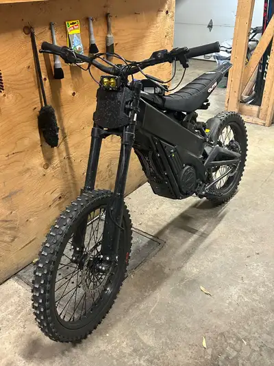 Le talaria a un 60 v 6500 w il a environ 940 km le prix est négociable mes seulement un peux