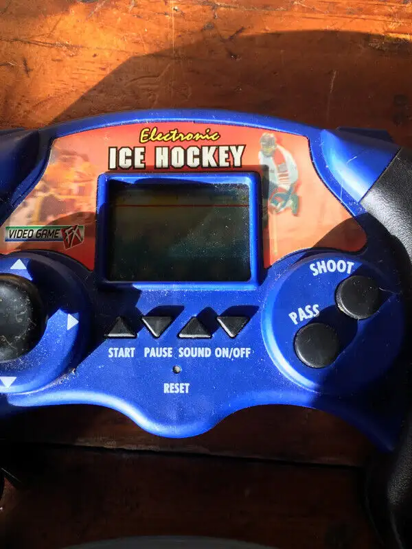 Vintage Toy Quest Handheld Electronic Hockey and Racing  Game in Arts & Collectibles in Mississauga / Peel Region - Image 5