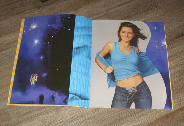 Shania Twain - Up! Tour Programme 2003 dans CD, DVD et Blu-ray  à Saguenay - Image 3
