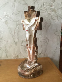 Ancien (1938) crucifix en plâtre, sur base pour lampion (QC.)