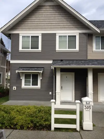 It's available immediately through to October 31. Close to hospital, Bowen Road bus, restaurants, gr...